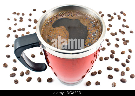 Rote Thermoskanne mit Kaffee trinken und isoliert auf weißen Bohnen Stockfoto