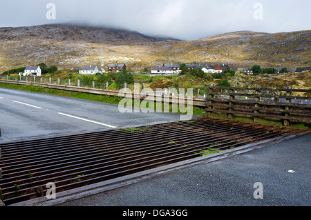 Ein Blick auf Tarbert von oben auf die A859 Leverburgh Straße Isle of Harris Western Isles Schottland UK Stockfoto