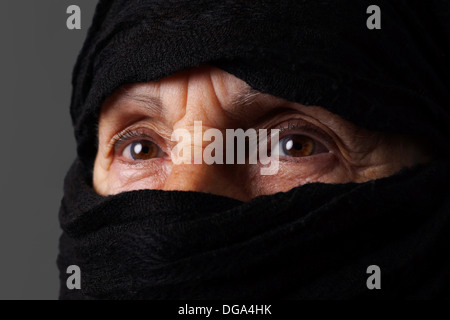 Augen der senior Muslimin mit niqab Stockfoto