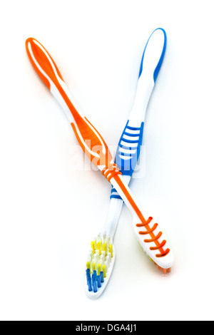 Zwei bunte Zahnbürsten isoliert auf weißem Hintergrund Stockfoto