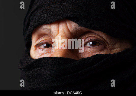 Augen der senior Muslimin mit Niqab, Blick in die Kamera Stockfoto