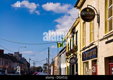 Geschäften, Bars und Häuser auf Main Street Ardara County Donegal Ireland Stockfoto