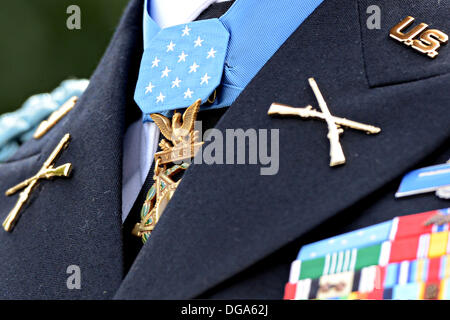 Die Medal of Honor hängt vom Hals des ehemaligen US-Army Captain William D. Swenson als spricht zu den Medien vor dem weißen Haus, nachdem er mit der Medal Of Honor von Präsident Barack Obama 15. Oktober 2013 in Washington DC vorgestellt wurde. Die Medal Of Honor ist die höchste militärische Auszeichnung des Landes. Stockfoto