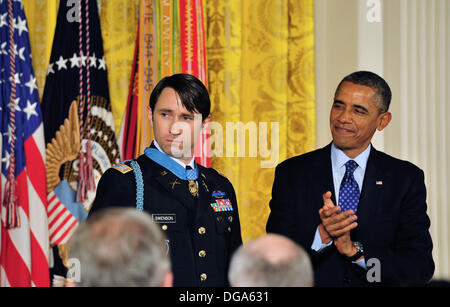 US-Präsident Barack Obama begrüßt ehemalige US Army Captain William D. Swenson nach ihm mit der Medal Of Honor zu präsentieren, während einer Zeremonie im East Room des weißen Hauses 15. Oktober 2013 in Washington, DC. Die Medal Of Honor ist die höchste militärische Auszeichnung des Landes. Stockfoto