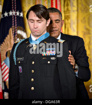 US Präsident Barack Obama stellt die Medal Of Honor für ehemalige Army Captain William D. Swenson während einer Zeremonie im East Room des weißen Hauses 15. Oktober 2013 in Washington, DC. Die Medal Of Honor ist die höchste militärische Auszeichnung des Landes. Stockfoto