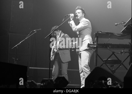 Alex Trimble und Sam Halliday der nördlichen irischen Indie-Rock-Band Two Door Cinema Club durchzuführen am Zürich Openair Festival 2013. Stockfoto