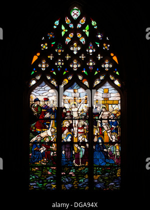 Glasmalerei mit der Kreuzigung von Jesus Christus, Kloster von Santa Maria da Vitória (aka Mosteiro da Batalha), Portugal Stockfoto