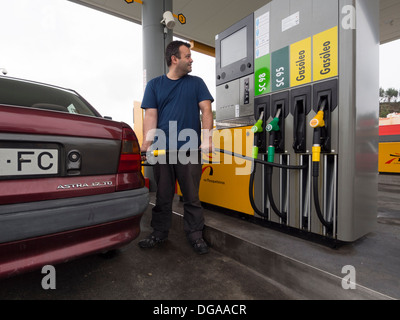 Person Pumpen Gas an einer Tankstelle Stockfoto