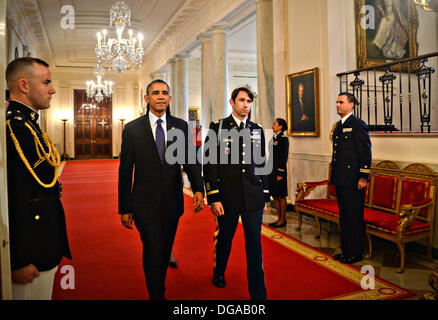 US-Präsident Barack Obama begleitet ehemalige US Army Captain William D. Swenson in East Room des weißen Hauses, wo er die Medal Of Honor 15. Oktober 2013 in Washington DC vorgestellt wird. Die Medal Of Honor ist die höchste militärische Auszeichnung des Landes. Stockfoto