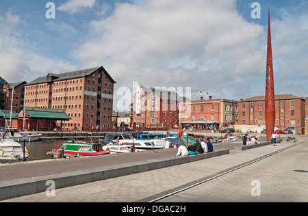 Gesamtansicht der Gloucester Docks (Victoria Dock) mit "The Candle'by Wolfgang Buttress, Gloucestershire, Großbritannien Stockfoto