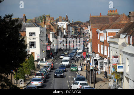 Verkehr in Schlacht Hautpstraße Sussex UK Stockfoto