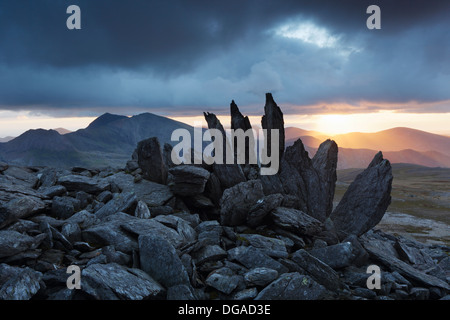 Zerbrochene Felsformationen auf dem Gipfel des Glyder Fawr. Snowdonia-Nationalpark. Gwynedd. Wales. VEREINIGTES KÖNIGREICH. Stockfoto