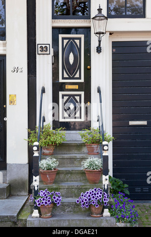 Treppe mit Blumen in Amsterdam im Sommer Stockfoto