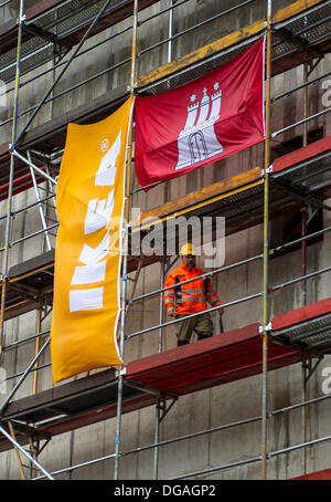 Hamburg, Deutschland. 17. Oktober 2013. Eine Ikea-Flagge ist an der Fassade des neuen "IKEA-Stadtmoebelhaus Altona" während das Richtfest in Hamburg, Deutschland, 17. Oktober 2013 abgebildet. Umliegenden Geschäfte hoffen auf Impulse von der Eröffnung des ersten Ikea in der Innenstadt. Foto: Maja Hitij/Dpa/Alamy Live News Stockfoto