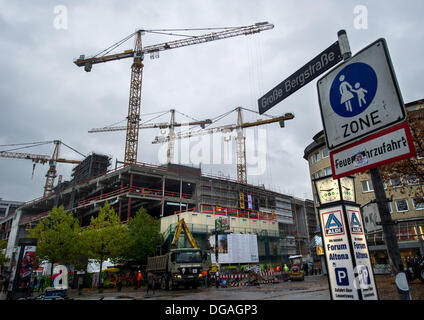 Hamburg, Deutschland. 17. Oktober 2013. Die Baustelle des neuen "IKEA-Stadtmoebelhaus Altona" ist auf der Grosse Bergstraße in Hamburg, Deutschland, 17. Oktober 2013 abgebildet. Umliegenden Geschäfte hoffen auf Impulse von der Eröffnung des ersten Ikea in der Innenstadt. Foto: Maja Hitij/Dpa/Alamy Live News Stockfoto