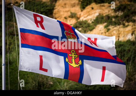 Die Royal National Lifeboat (RNLI) Flagge oberhalb des Strandes in Bournemouth während des Höhepunkts der Urlaubszeit im August. Stockfoto