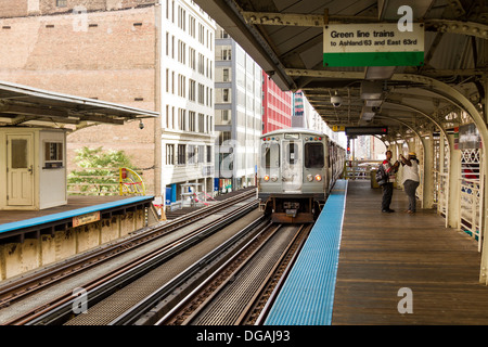 CTA-Zug nähert sich Adams/Wabash erhöhte Bahnhof, Chicago, USA Stockfoto