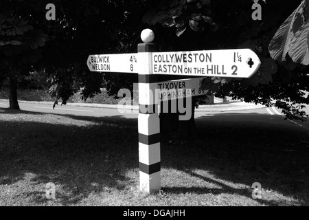 Alten Stil Straße Holzschild, Duddingston Dorf, Northamptonshire, England; Großbritannien; UK Stockfoto