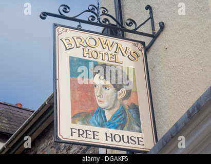 Browns Hotel Laugharne Carmarthenshire West Wales UK Schild mit gemaltes Porträt des jungen Dylan Thomas Dichter Schriftsteller Autor Stockfoto