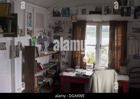 Dylan Thomas schreiben Schuppen über dem Bootshaus mit Blick auf Taf-Mündung und Fluss Laugharne Carmarthenshire West Wales UK Stockfoto