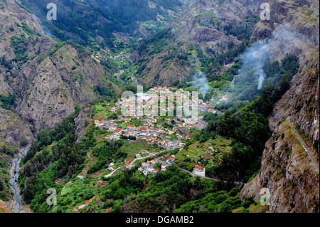 Madeira Portugal Blick hinunter in das Dorf Curral Das Freiras auch bekannt als Nonnen Tal Stockfoto