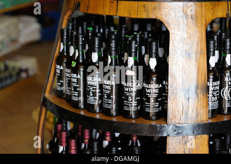 Madeira Portugal ein Fass auf Flaschen Wein aus Madeira anzeigen umgestellt Stockfoto