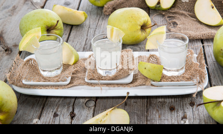 Apfel-Likör in kleinen Gläsern mit Früchten Stockfoto