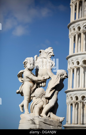 Ein Blick auf den schiefen Turm von Pisa, Torre Pendente di Pisa und die Statue von Engeln auf der Piazza del Duomo in Pisa, Italien. Stockfoto