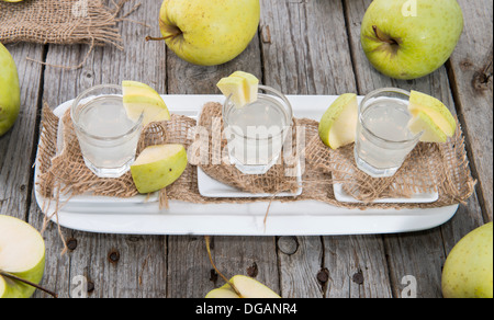 Frische hausgemachte Apfel-Likör mit einigen Früchten Stockfoto