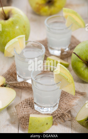 Frische hausgemachte Apfel-Likör mit einigen Früchten Stockfoto