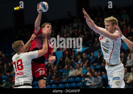 Hamburg, Deutschland. 17. Oktober 2013. Hamburgs Kentin Mahe (2 L) wirft den Ball gegen Halmstad Philip Stenmalm (R) und Jesper Linnell während der Herren Handball Champions League Spiel Gruppe D HSV Hamburg Vs HK Halmstad in der Alsterdorfer Sporthalle in Hamburg, Deutschland, 17. Oktober 2013. Foto: Maja Hitij/Dpa/Alamy Live News Stockfoto