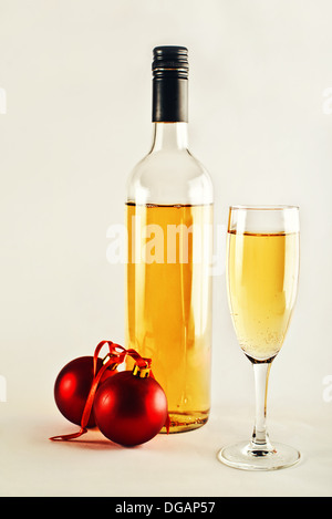 Weißwein und Weihnachtskugeln. New Year Eve Dekoration. Stockfoto