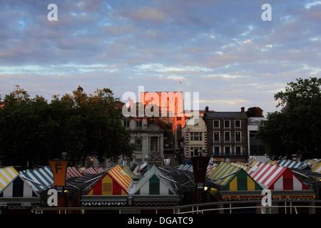 Blick auf den Sonnenuntergang von Norwich Schloss enthält jetzt die Kunstgalerie und Museum of Norwich City, Norfolk County, England, UK Stockfoto