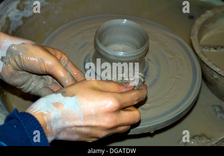 Close-up auf Töpfer übergibt die Tongefäße Stockfoto