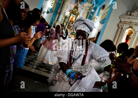 Eine Frau Baiana führt den rituellen Tanz im Inneren der Kirche St. Lazarus in Salvador, Bahia, Brasilien. Stockfoto