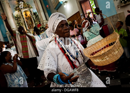 Eine Frau Baiana führt den rituellen Tanz im Inneren der Kirche St. Lazarus in Salvador, Bahia, Brasilien. Stockfoto