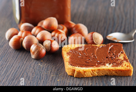 Zwieback mit Schokoladencreme mit Haselnüssen auf der Rückseite Stockfoto