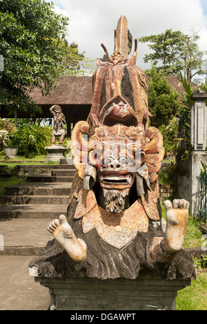 Nahaufnahme des traditionellen balinesischen Gott Statue in Zentral-Bali Tempel Stockfoto