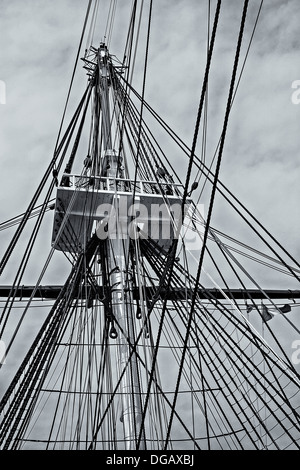 Eine schwarze und weiße in den Mast und das krähennest der USS Constiturion Mast in Boston Navy Yard in Massashusetts entfernt. Stockfoto