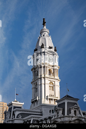 Philadelphia City Hall architektonischen Details inklusive der Uhrturm und die Statue von William Penn, Stockfoto