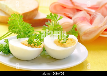 Frühstück mit Eiern und Speck auf weißen Teller Stockfoto