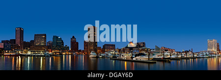 Panoramasicht auf die Baltimore Inner Harbor Skyline während der blauen Stunde in der Dämmerung. Stockfoto