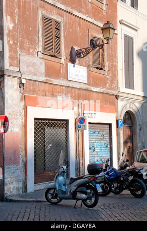 Straßenszene mit Vespas in Rom Italien Stockfoto