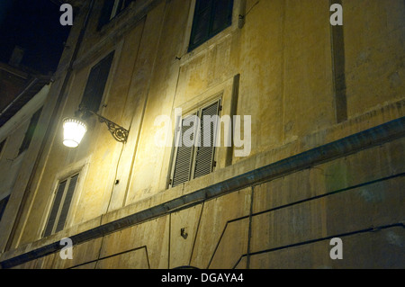 Nachtaufnahme von einer Gebäudefassade in Rom Italien Stockfoto