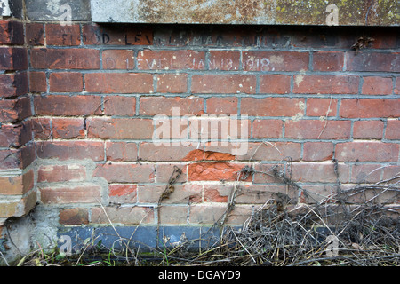 Die Wand einer Pumpstation in Sudbury, Suffolk, auf welche Flut Ebenen von 1947 bis 1918 markiert wurden. Stockfoto