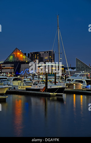 Die Baltimore Inner Harbor während der blauen Stunde in der Dämmerung. Stockfoto