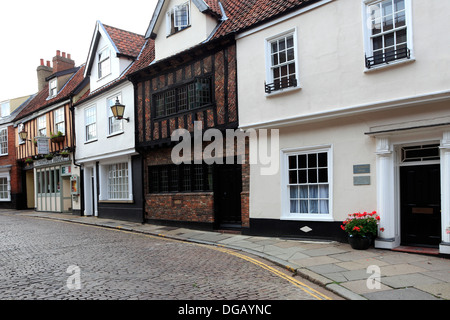 Tudor Periode Architektur und Geschäfte, schmalen gepflasterten Straße, die Gassen, Norwich City, Norfolk County, England, UK Stockfoto