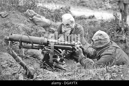 Soldaten mit Gasmasken und Maschinengewehr Stockfoto