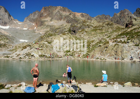 Menschen Baden in den eisigen Gewässern des Lac Blanc, Chamonix, Frankreich Stockfoto