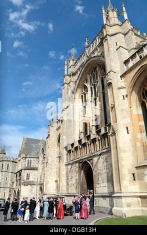 Hochzeitsgäste außerhalb Gloucester Cathedral, Gloucester, Glous, UK. Stockfoto